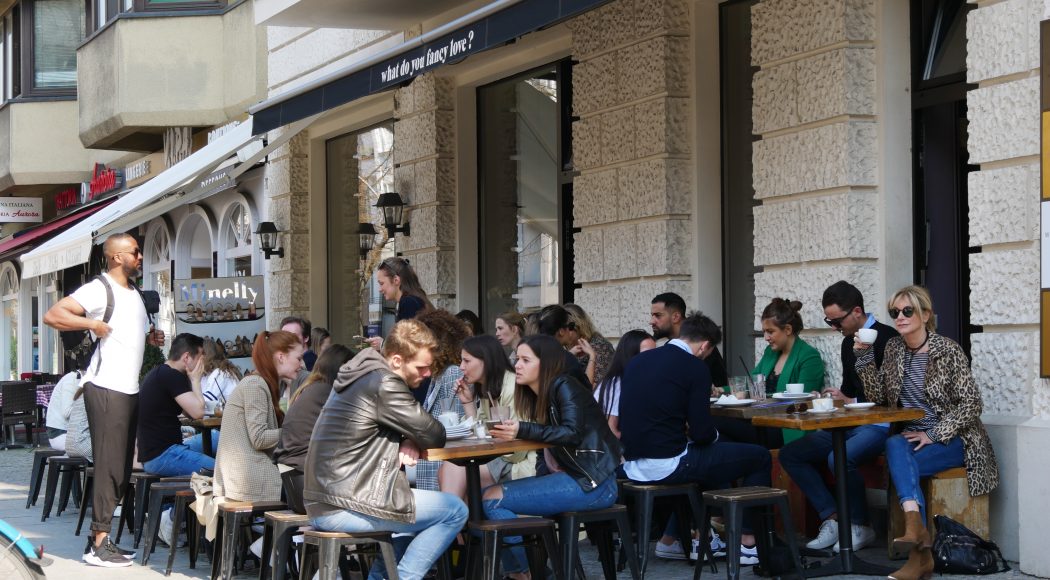 charismalook-skinny jeans-beitragsfoto-cafe-frühstück-berlin-mode