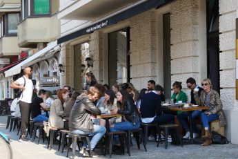 charismalook-skinny jeans-beitragsfoto-cafe-frühstück-berlin-mode