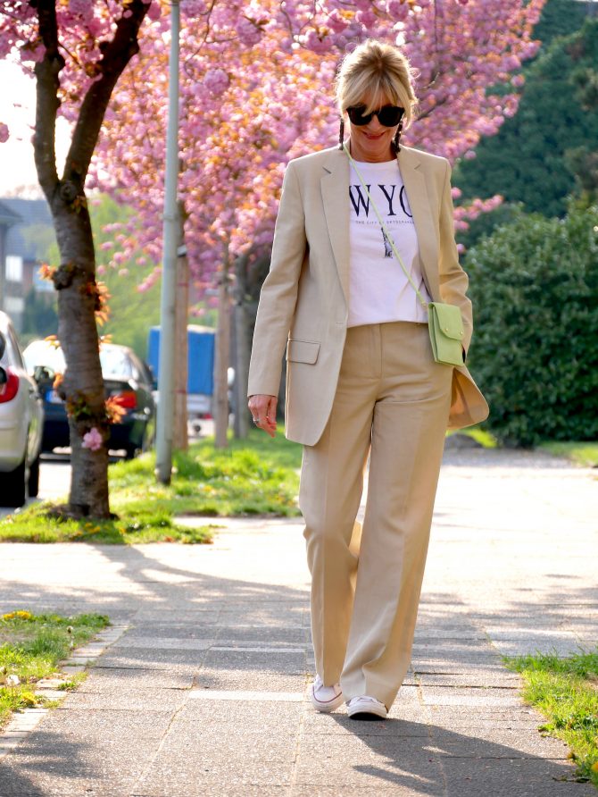 charismalook-anzug-pastell-shirt-weiss-turnschuh-kirschbluete-mode