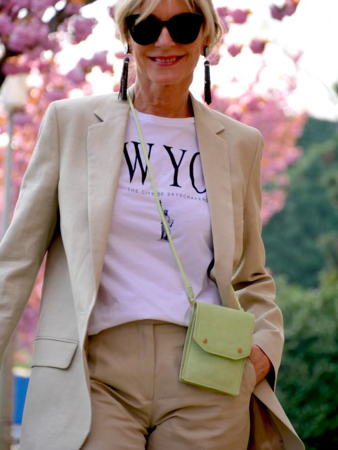 charismalook-anzug-pastell-mode-shirt-weiss-tasche