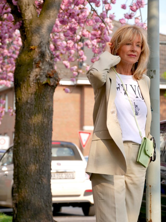 charismalook-anzug-mode-pastell-shirt-weiss-kirschbluete