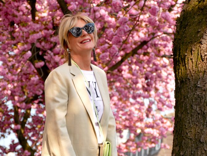 charismalook-anzug-jacke-pastell-shirt-weiss-ohrringe-kirschbluete