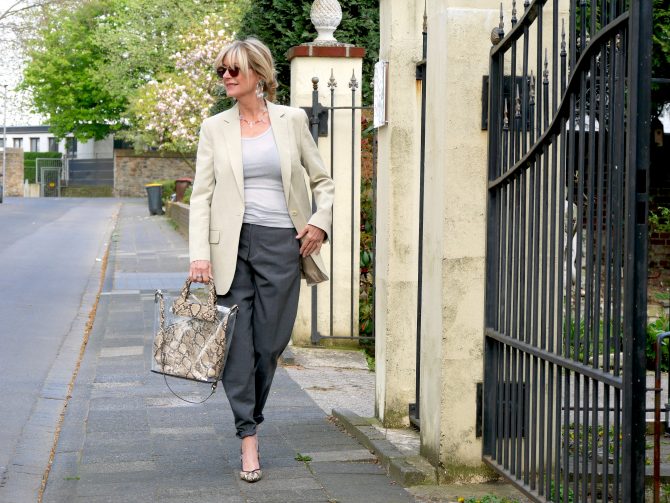 charismalook-anzug-pastell-hose-grau-shirt-glitzer