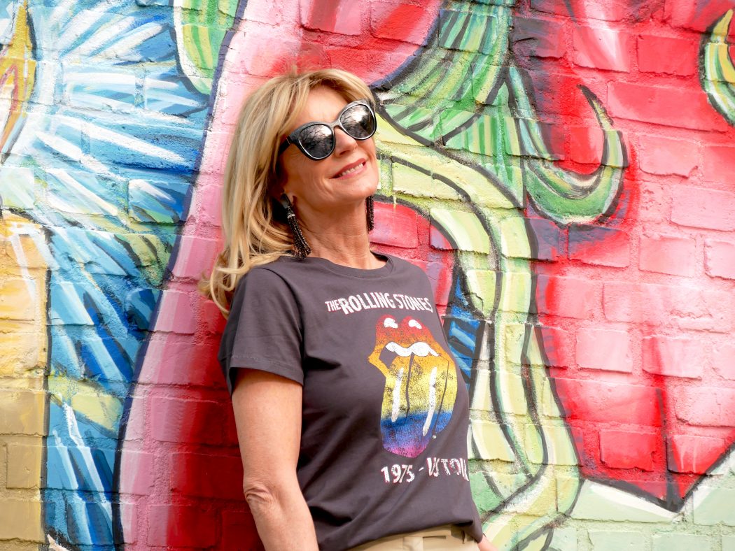 charismalook-anzug-pastell-mode-shirt-schwarz-graffiti