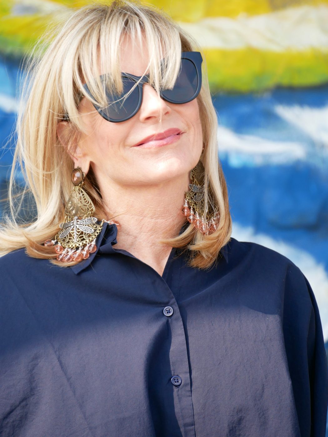 charismalook-anzug-pastell-bluse-blau-ohrringe