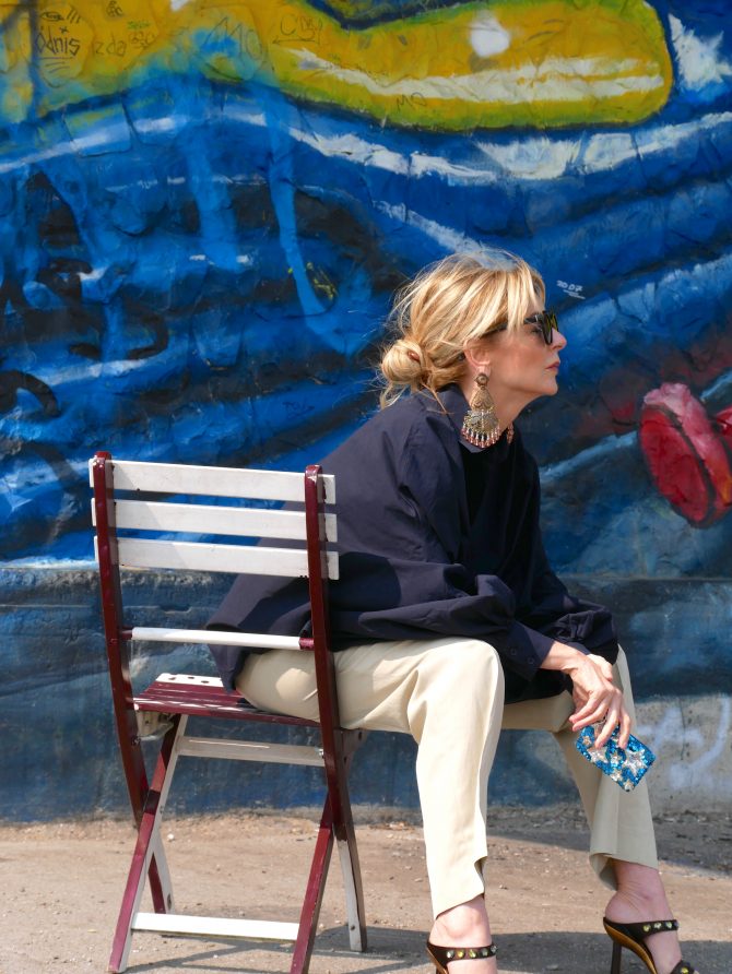 charismalook-anzug-pastell-mode-bluse-blau-ohrringe