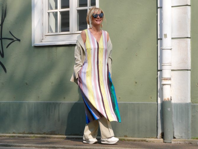 charismalook-anzug-pastell-mode-multicolor-kleid-sonnenbrille