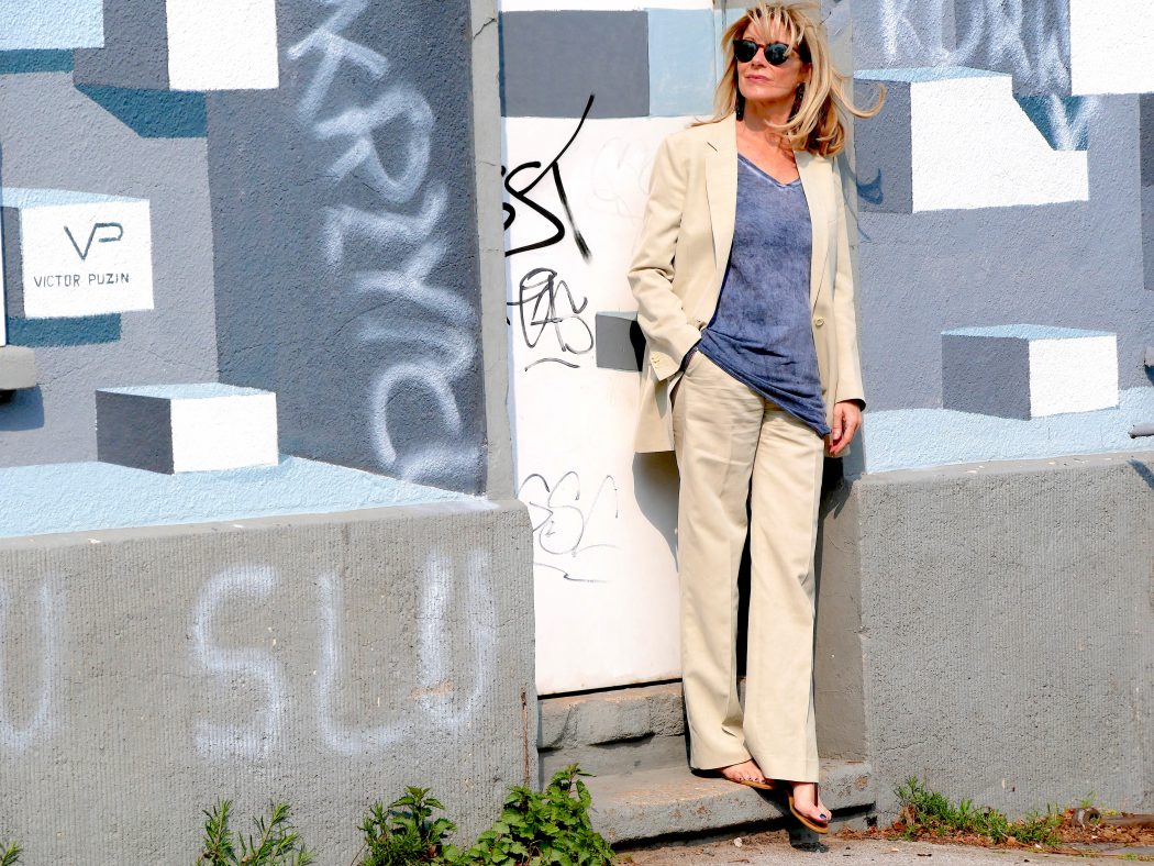 charismalook-anzug-pastell-batik-shirt-mode-sonnenbrille