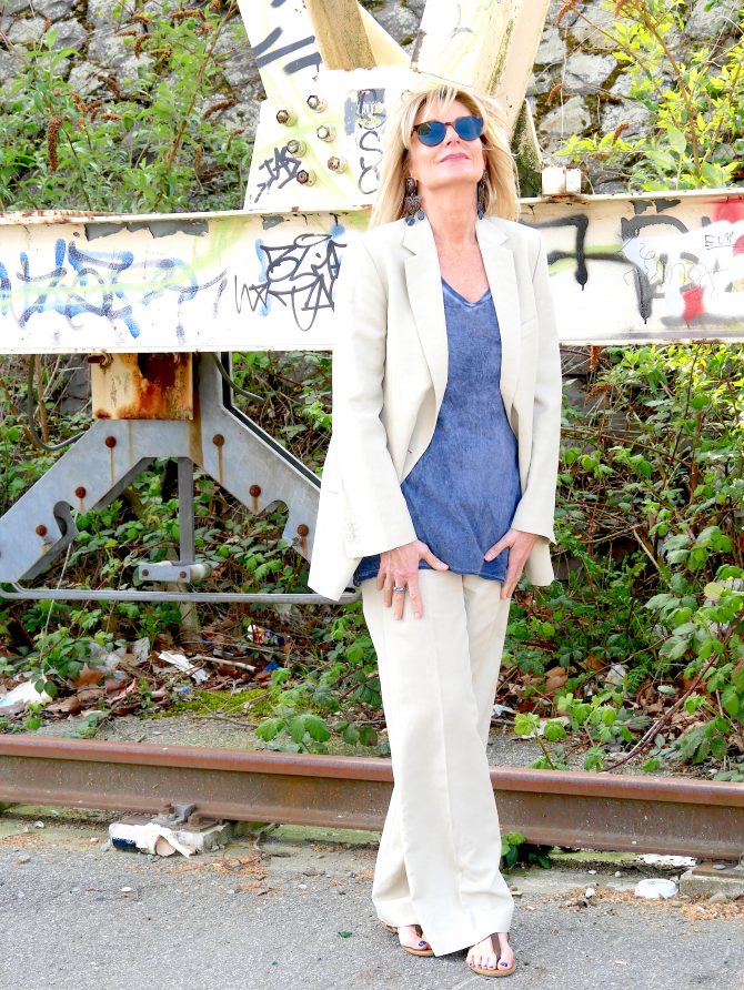 charismmalook-anzug-pastell-batik-shirt-sandalen-mode