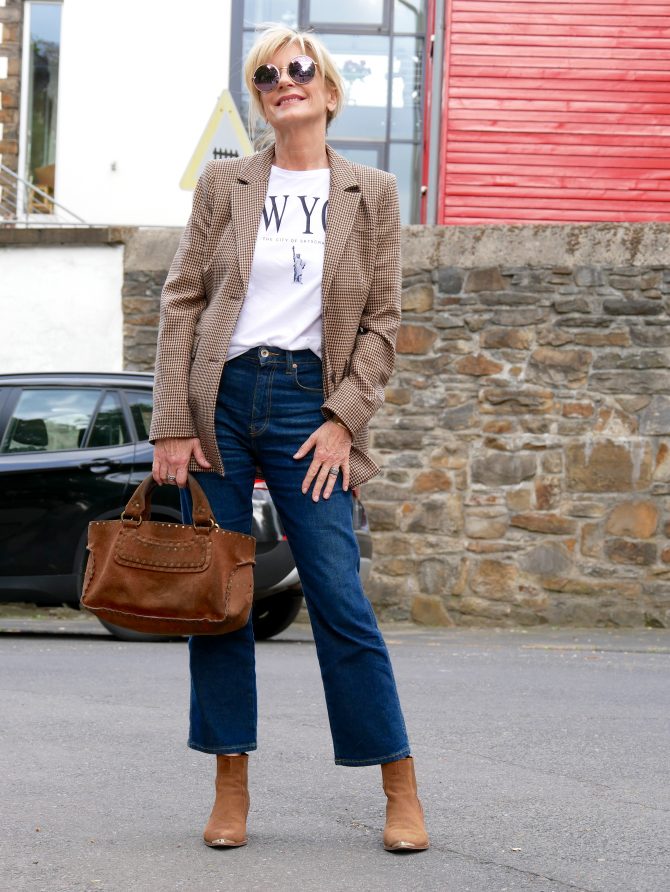 charismalook-denim-friday-mode-style-jeans-mit-blazer-sonnenbrille