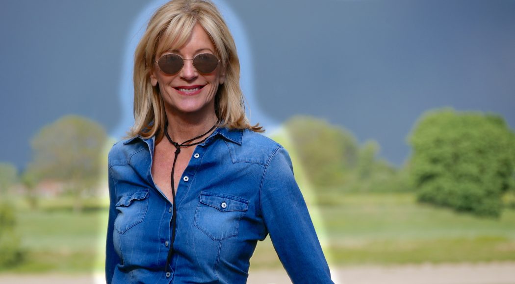 charismalook-jeanshemd-beitragsfoto-mode-sonnenbrille-blond-dunkler-himmel