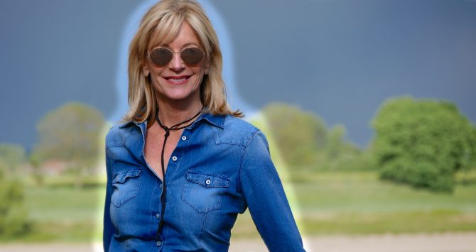 charismalook-jeanshemd-beitragsfoto-mode-sonnenbrille-blond-dunkler-himmel