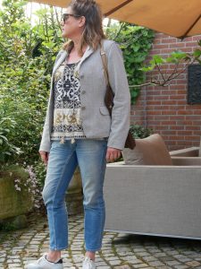 charismalook-skinny jeans-frau-blazer-bluse-sonnenbrille