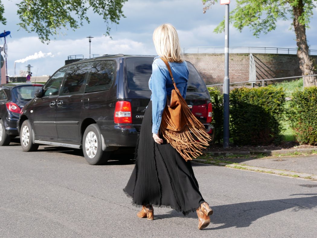 charsimalook-jeanshemd-strickrock-tasche-blond-beauty