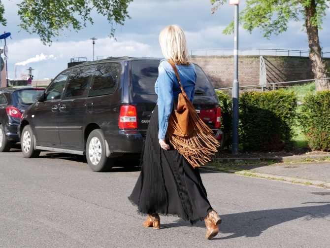 charsimalook-jeanshemd-strickrock-tasche-blond-beauty