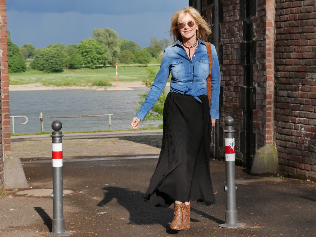 charismalook-jeanshemd-mode-strickrock-boots-tasche