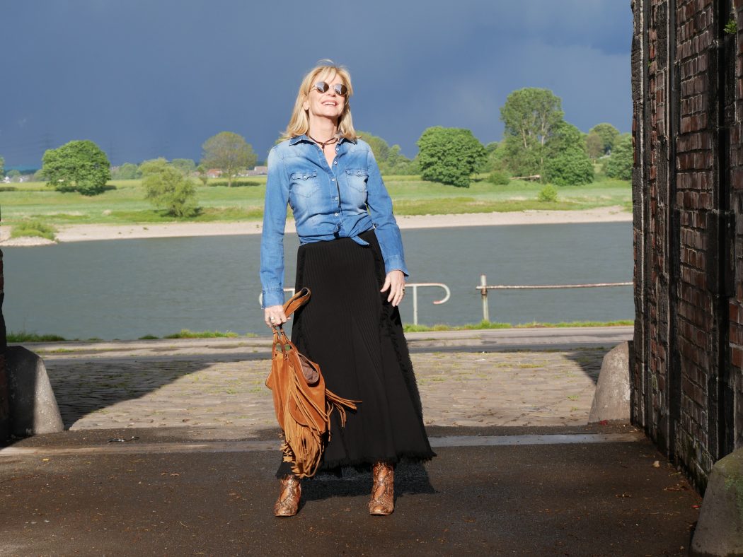 charismalook-jeanshemd-mode-strickriock-tasche-sonnebrille-fluss