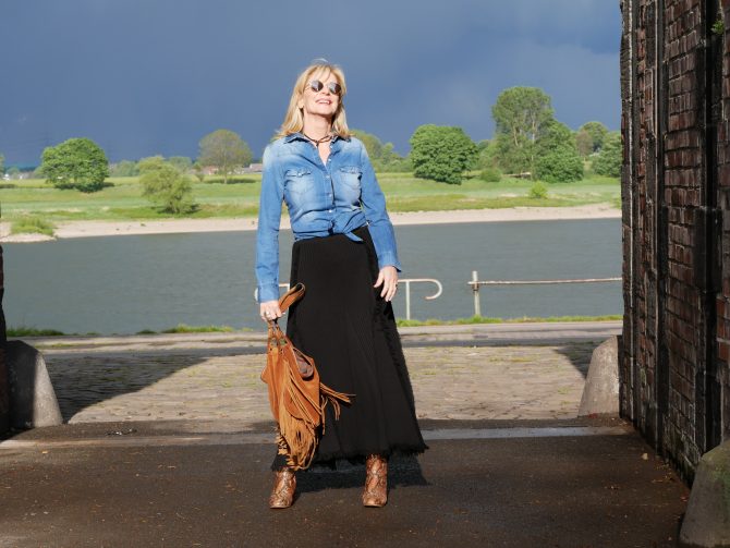 charismalook-jeanshemd-mode-strickriock-tasche-sonnebrille-fluss