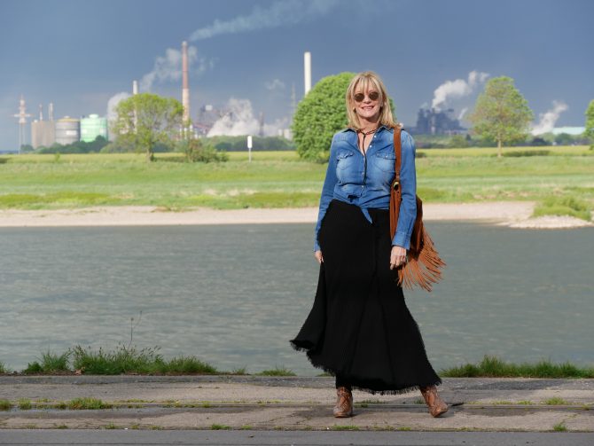 charismalook-jeanshemd-strickrock-mode-tasche-boots-blond-beauty