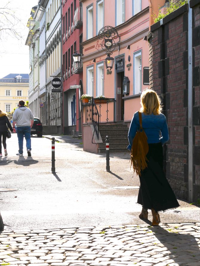 charismalook-jeanshemd-strickrock-mode-straße-fußgaenger