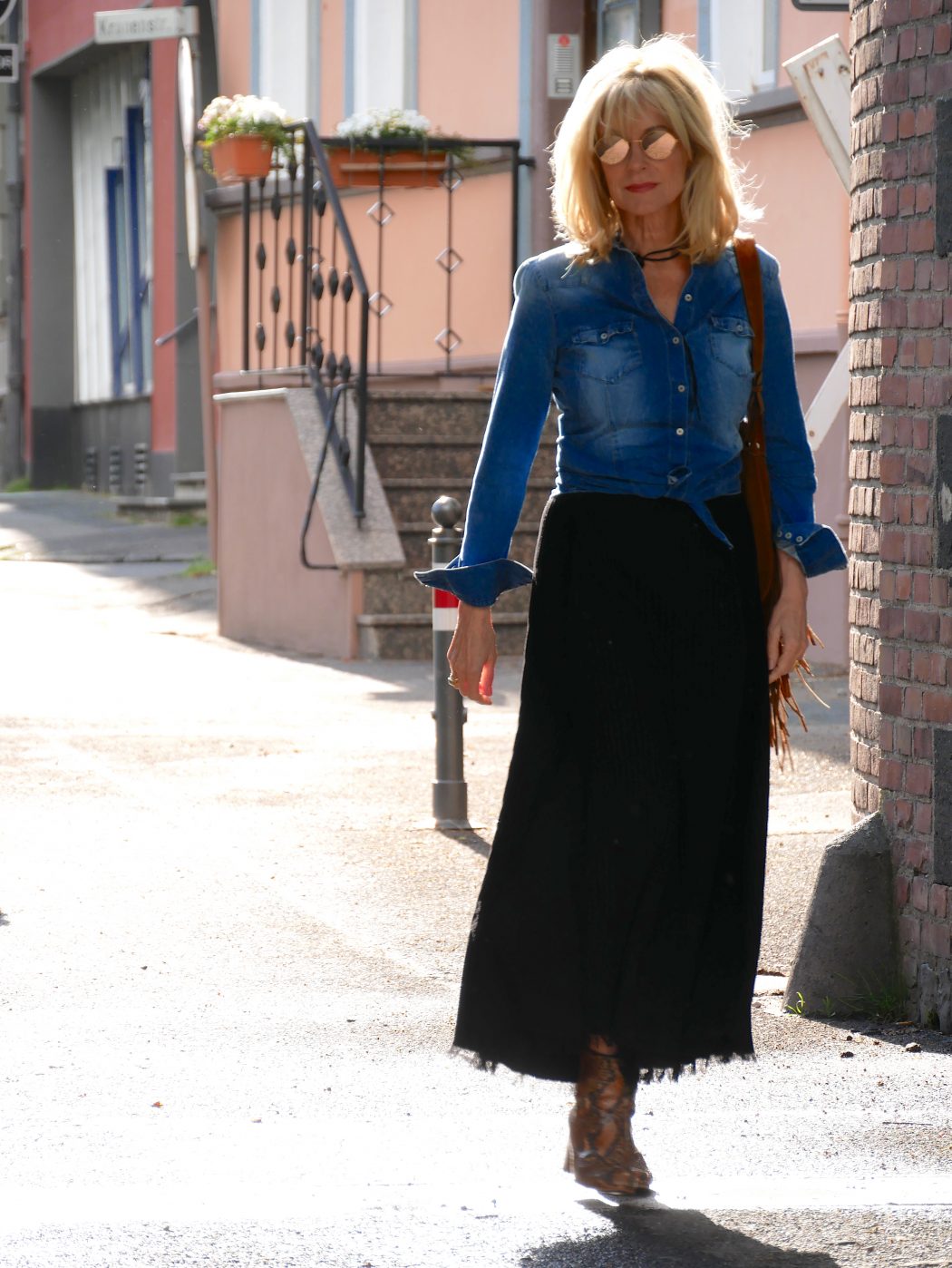 charismalook-jenashemd-strickrock-mode-blond-sonnenbrille