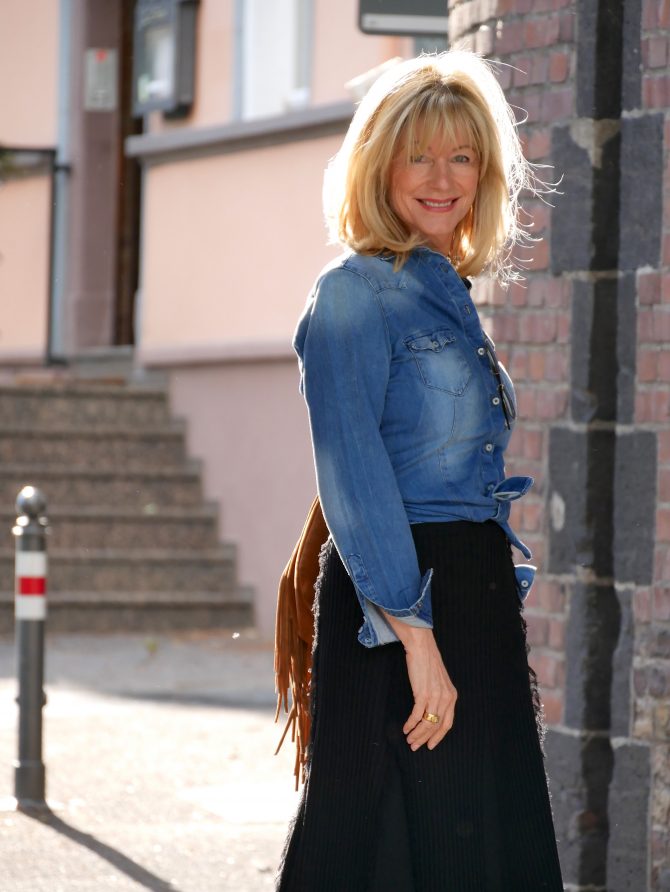 charismalook-jeanshemd-mode-strickrock-blond