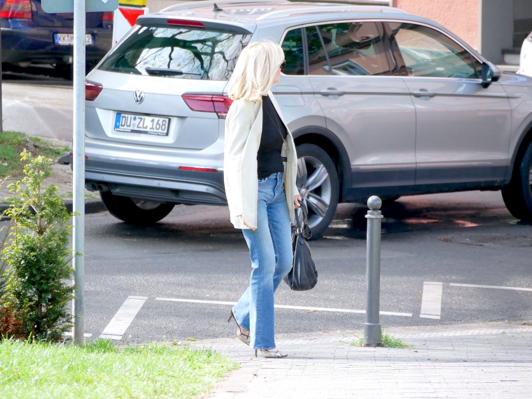 charismalook-super-basics-mode-blazer-jeans-shirt-schwarz-tasche