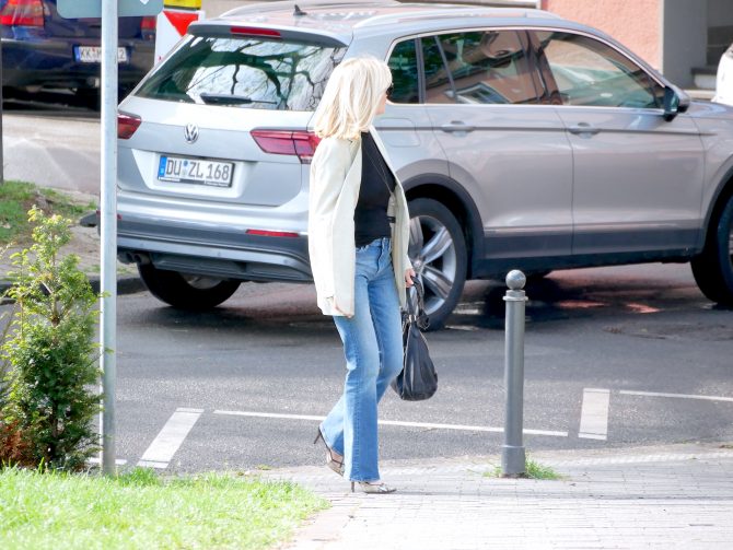 charismalook-super-basics-mode-blazer-jeans-shirt-schwarz-tasche