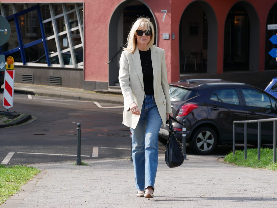 charismalook-super-basics-mode-blazer-jeans-shirt-schwarz-tasche