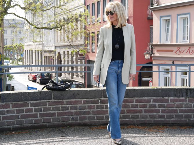 charismalook-super-basics-blazer-mode-jeans-shirt-schwarz-sonnenbrille-tasche