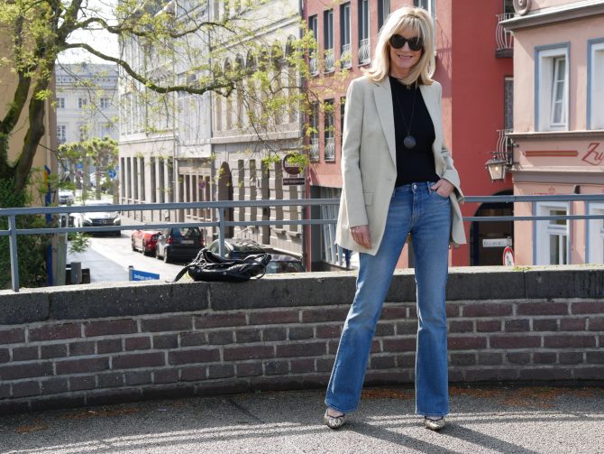 charismalook- super-basics-mode-blazer-jeans-shirt-schwarz-slingpumps