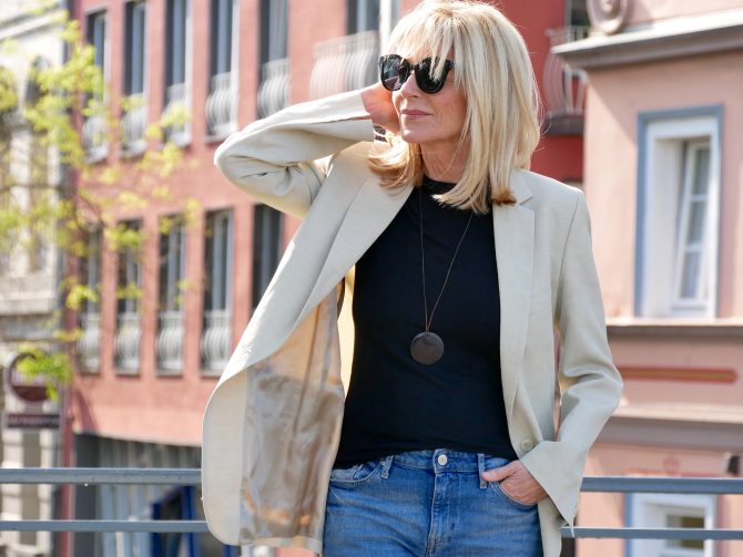 charismalook-super-basics-mode-blazer-beige-shirt-schwarz-kette