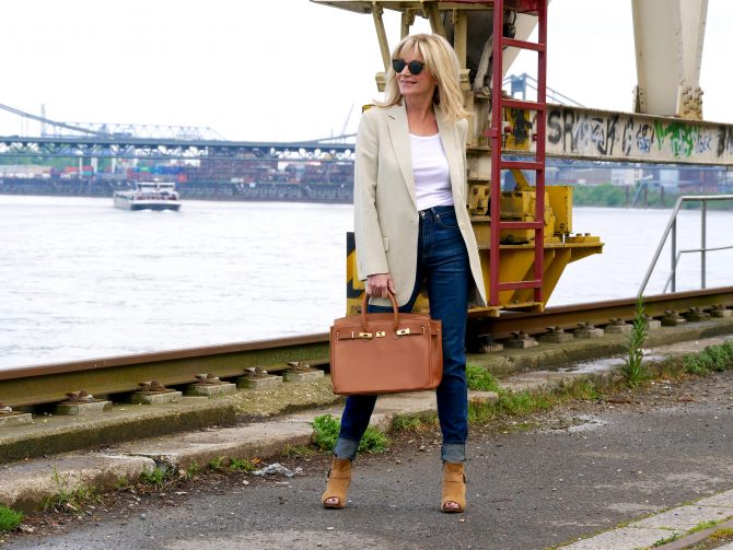 charismalook-super-basics-blazer-shirt-slimjeans-heels-tasche