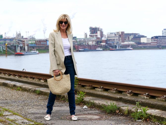 charismalook-super-basics-mode-röhrenjeans-shirt-sandalen-korbtasche