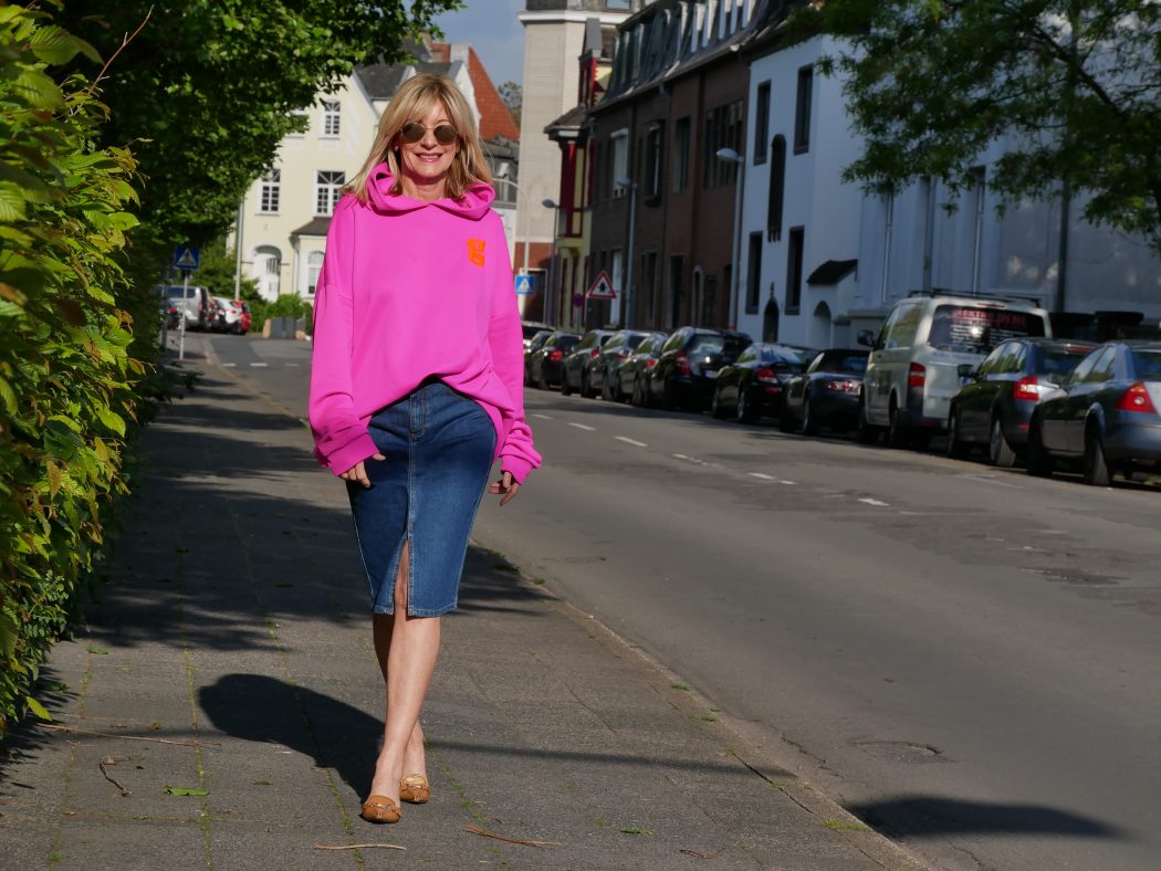 charismalook-super-basics-mode-jeans-rock-hoodie-pink-pumps-beige
