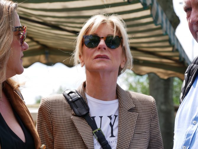 charismalook-flohmarkt-düsseldorf-messe-staunen-frau-blond