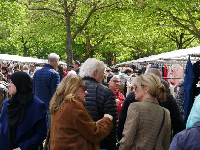 charismalook-flohmarkt-düsseldorf-messe-stände-menschen-menge