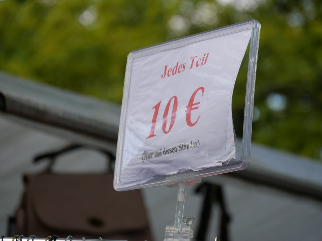 charismalook-flohmarkt-düsseldorf-messe-schnäppchen-jäger-unterwegs-preisschild