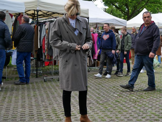 charismalook-flohmarkt-mode-trench-menschen-sonntags