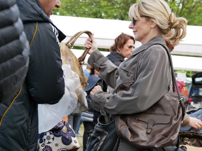 charismalook-taschen-feilschen-marktstand-sonntags