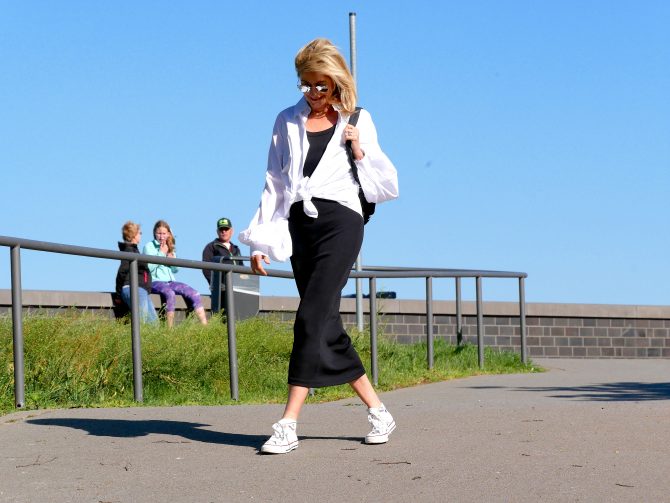 charismalook-super-basics-kleid-sneaker-tasche-bluse