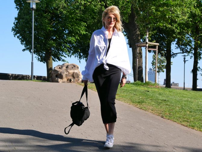 charismalook-super-basics-mode-kleid-bluse-tasche-sneaker