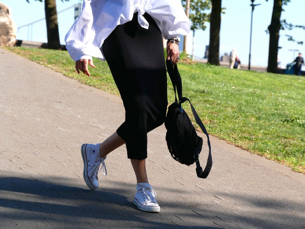 charismalook-super-basics-mode-kleid-bluse-tasche-sneake