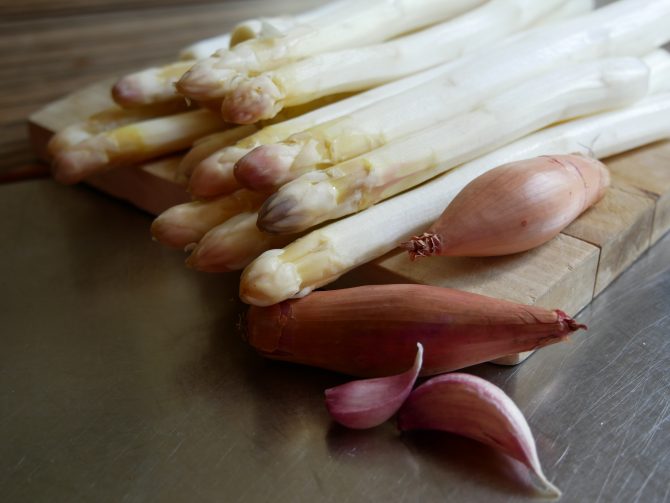 charismalook-spargel-tagliatelle-spargel-holzbrett-zwiebeln-knoblauch