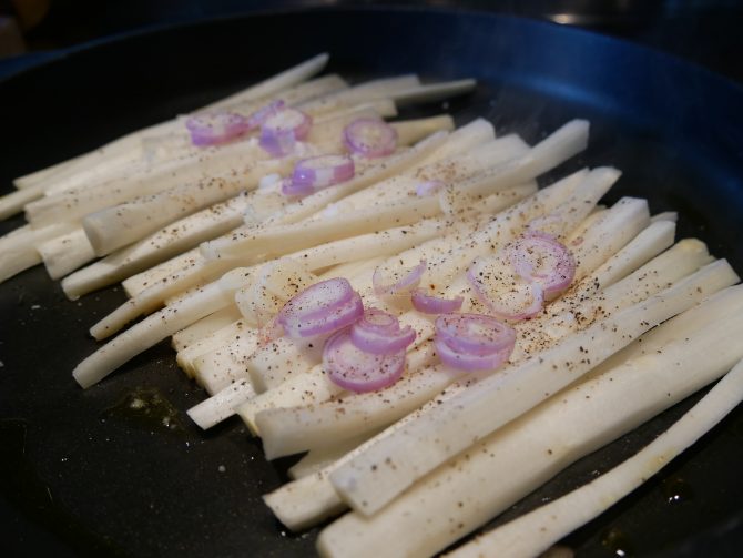 charismalook-spargel-tagliatelle-spargel-braten-zwiebel-knoblauch-rezept