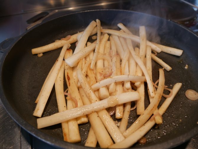charismalook-spargel-tagliatelle-zwiebeln-knoblauch-pfanne