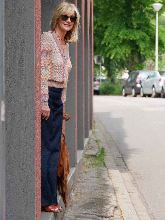 charismalook-volumen-jeans-mode-pulli-tasche-blond