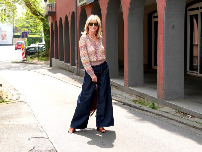 charismalook-volumen-jeans-mode-weite-beine-pulli-sandalen