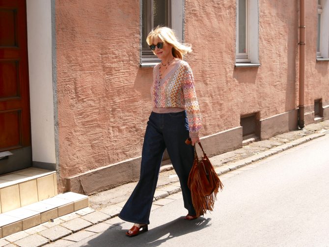 charismalook-volumen-jeans-mode-pulli-dunkle-jeans-tasche-blond