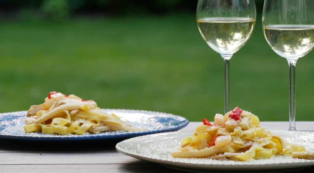 charismalook-spargel-tagliatelle-teller-pasta-spargel-tisch-wein-garten-sommer